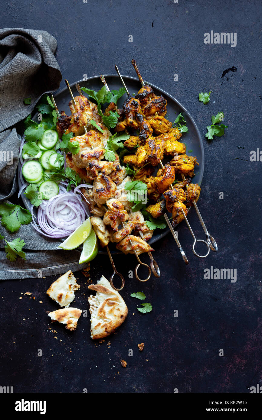 Spiedini di pollo a cena Foto Stock