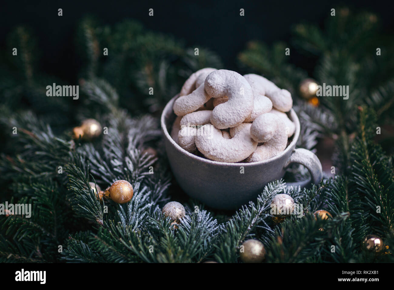 Almond crescent i cookie in una tazza e festosa atmosfera di Natale Foto Stock