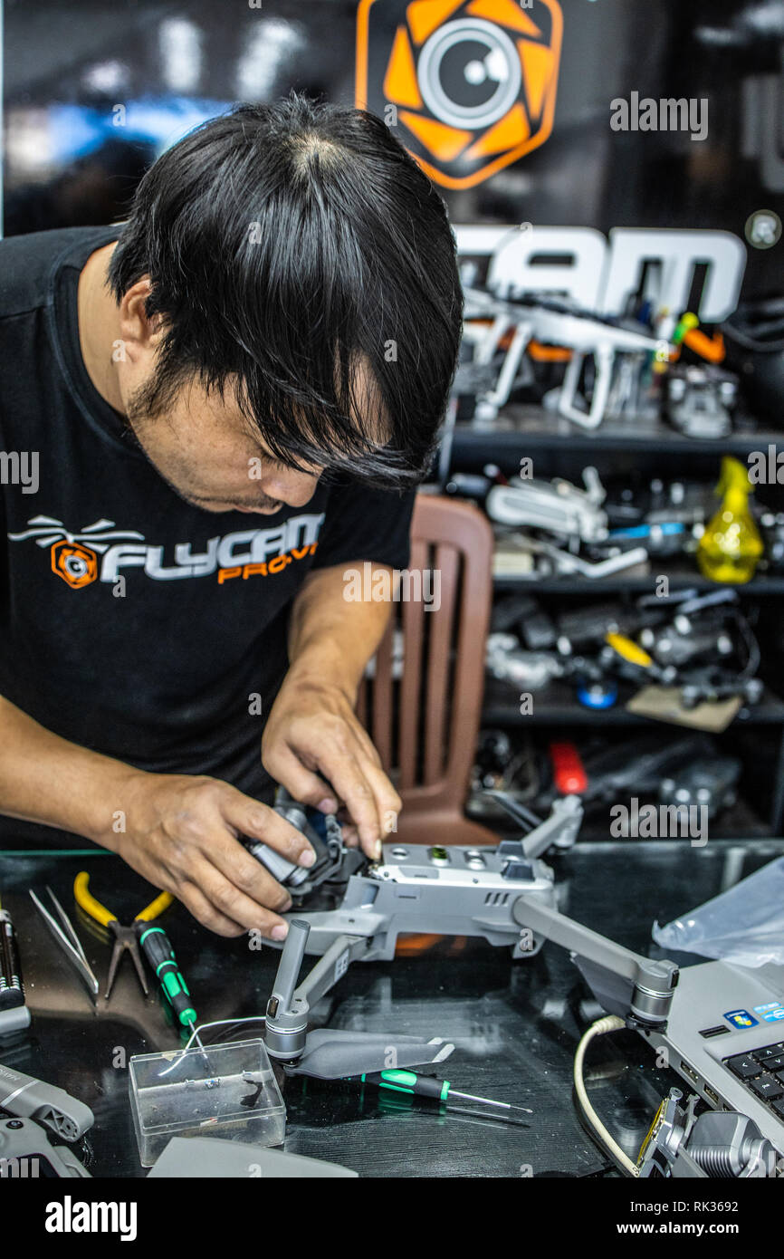 Technitian riparare un DJI Mavic 2 drone, Saigon Hobby Shop, Ho Chi Minh City o Saigon Vietnam Foto Stock
