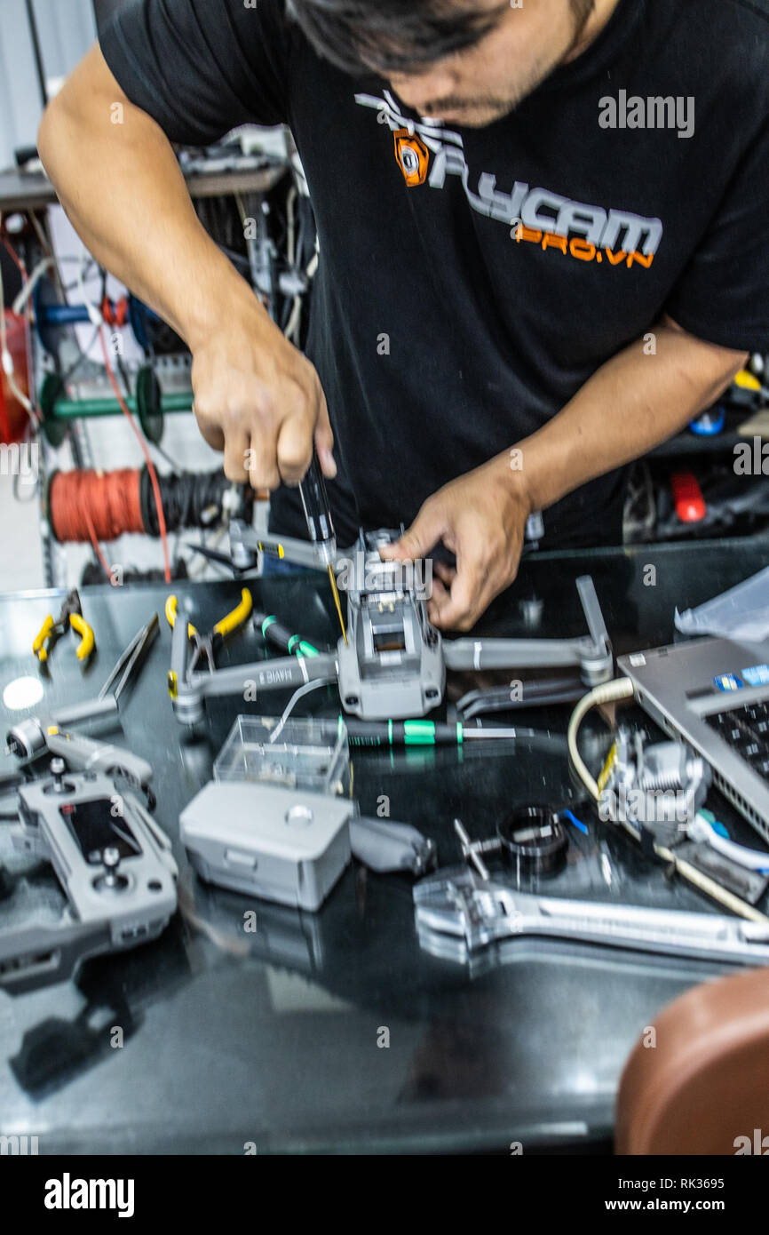 Technitian riparare un DJI Mavic 2 drone, Saigon Hobby Shop, Ho Chi Minh City o Saigon Vietnam Foto Stock
