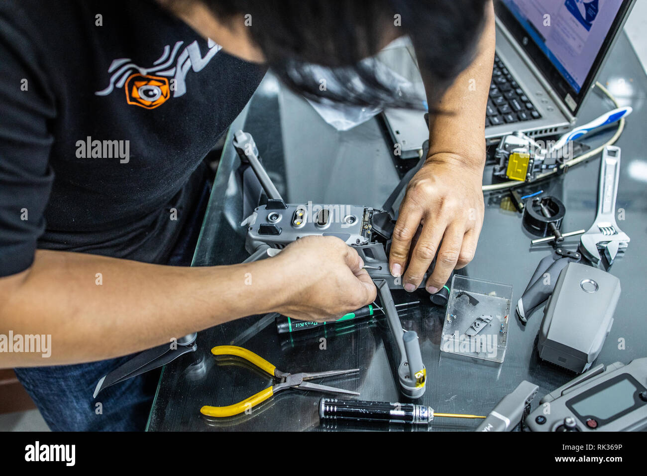 Technitian riparare un DJI Mavic 2 drone, Saigon Hobby Shop, Ho Chi Minh City o Saigon Vietnam Foto Stock