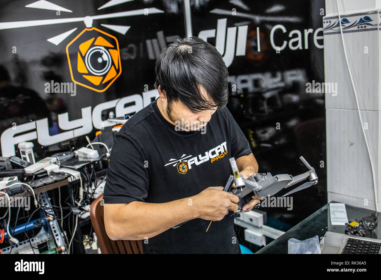 Technitian riparare un DJI Mavic 2 drone, Saigon Hobby Shop, Ho Chi Minh City o Saigon Vietnam Foto Stock
