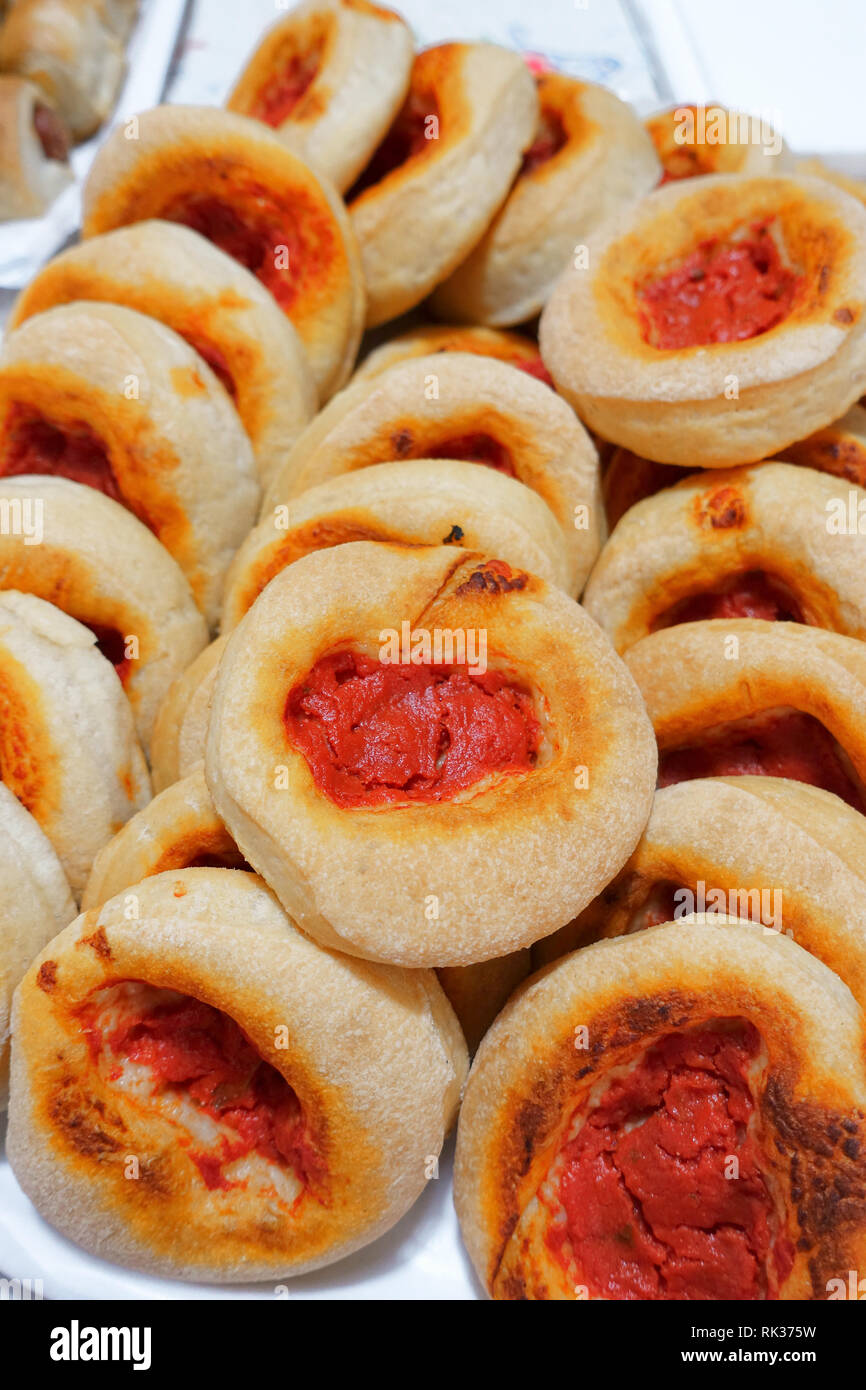 Gruppo di pizzette con pomodoro. Foto Stock