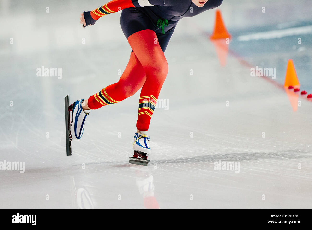 Gambe donne pattinatore di velocità in esecuzione in ice arena Foto Stock
