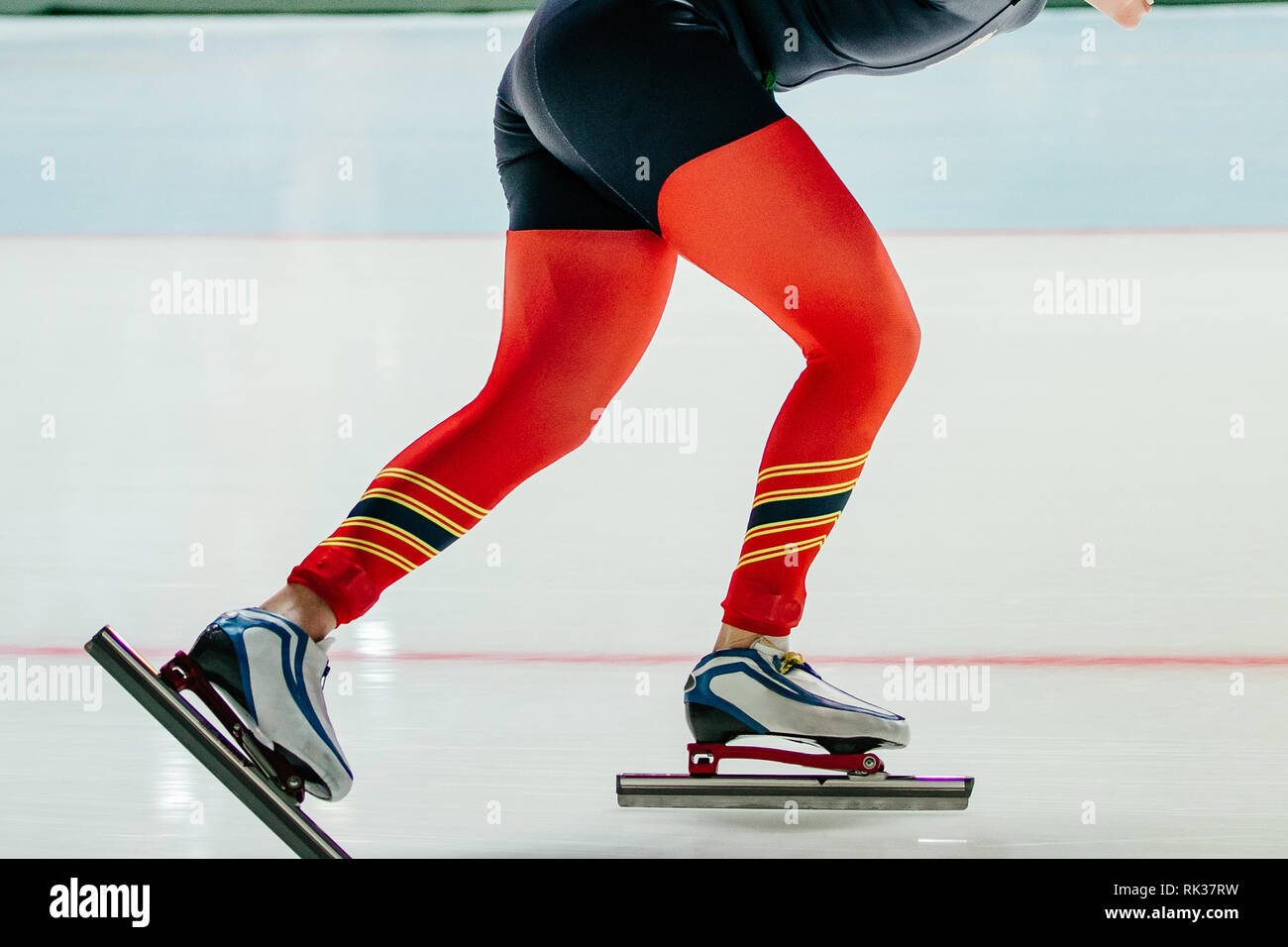 Close up donne skater velocità di pattinaggio di velocità in esecuzione Foto Stock