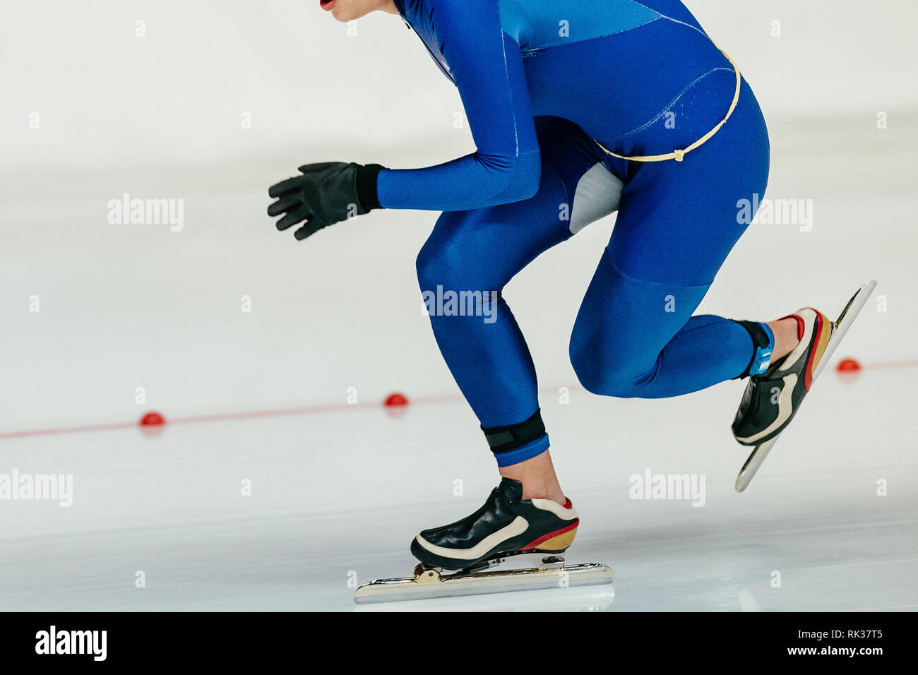Atleta pattinatore di velocità in pelle blu tuta in esecuzione su pattinaggio di velocità Foto Stock