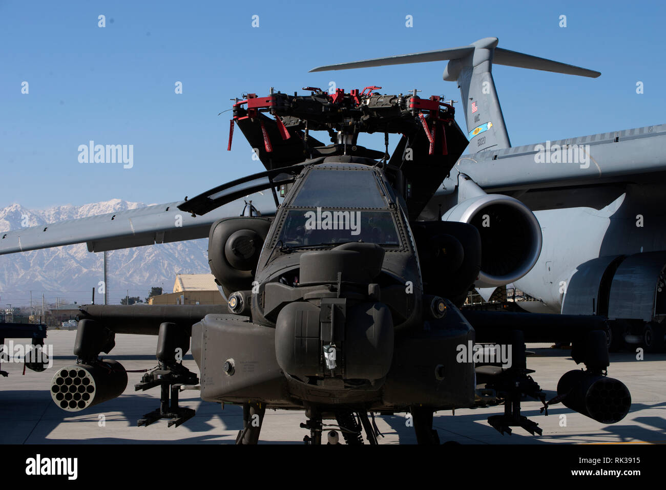Avieri, soldati, e preparare il personale per caricare elicotteri Apache in un C-5 a Bagram Airfield, Afghanistan, nel febbraio 7, 2019. Il 455th Air Expeditionary Wing è composto da più di 2.100 aviatori si trova a Bagram, Jalalabad e Kandahar aerodromi. (U.S. Air Force foto di SrA Jean-Paul Arnaud-Marquez) Foto Stock