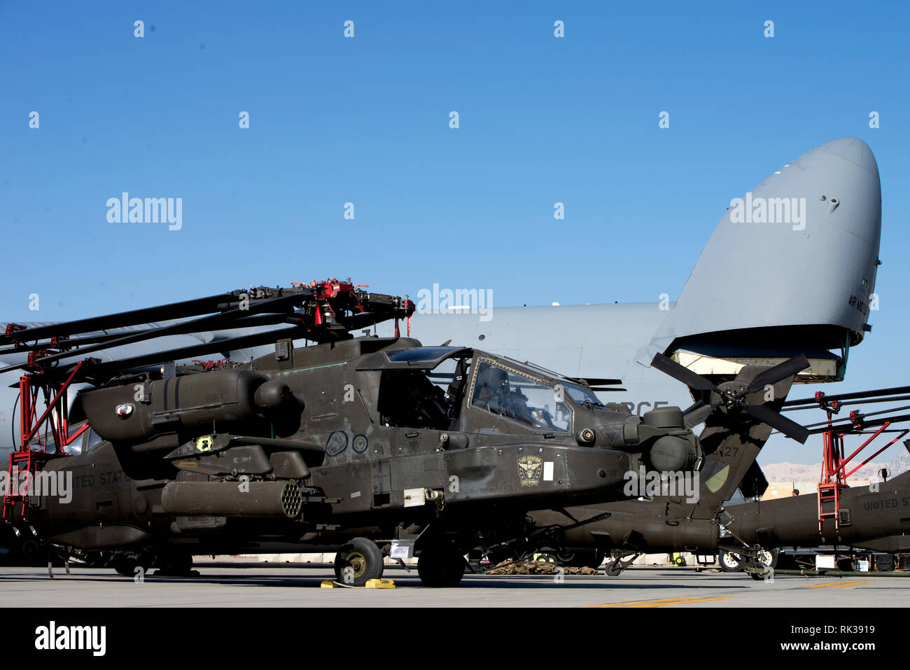Avieri, soldati, e preparare il personale per caricare elicotteri Apache in un C-5 a Bagram Airfield, Afghanistan, nel febbraio 7, 2019. Il 455th Air Expeditionary Wing è composto da più di 2.100 aviatori si trova a Bagram, Jalalabad e Kandahar aerodromi. (U.S. Air Force foto di SrA Jean-Paul Arnaud-Marquez) Foto Stock