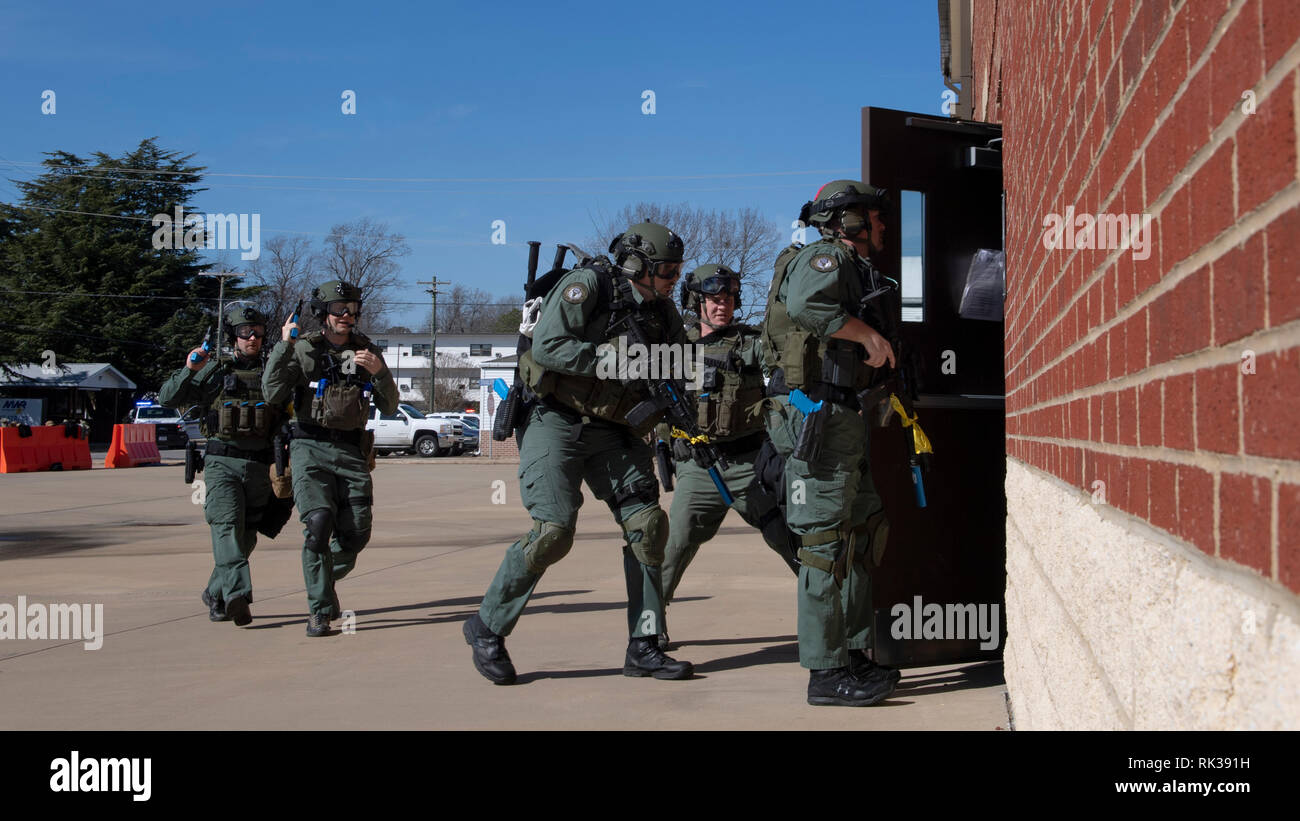 190205-N-HV059-1120 Williamsburg, Virginia (feb. 5, 2019) membri della York-Poquoson Sheriff Ufficio del team di risposta alle emergenze inserire un edificio durante un tiratore Attiva drill detenute a bordo Naval Weapons Station Yorktown e Cheatham allegato come parte di cittadella Shield/tenda solido 2019 (CSSC19). CSSC19 è un due-parte anti-terrorismo vigore esercitazione di protezione che viene condotta a livello nazionale sulle installazioni, Feb 4-15. L'esercizio annuale non è in risposta a qualsiasi minaccia specifica, ma viene utilizzato per valutare la prontezza ed efficacia della flotta e l'installazione di programmi di sicurezza. (U.S. Foto della marina da Ma Foto Stock