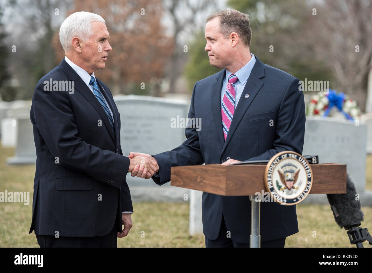 Amministratore della NASA Jim Bridenstine (destra) dà il commento con il Vice Presidente Mike pence (sinistra) presso le tombe di Apollo 1 membri di equipaggio, U.S. Air Force Lt. Col. Virgil Grissom e U.S. Navy Lt. La Cmdr. Roger Chaffee, durante la NASA il Giorno del Ricordo presso il Cimitero Nazionale di Arlington Arlington, Virginia, Febbraio 7, 2019. Questo evento annuale rende omaggio "per gli equipaggi di Apollo 1 e navette spaziali Challenger e Columbia, così come altri colleghi della NASA che hanno perso la vita mentre promuovere la causa di esplorazione e scoperta," secondo la NASA. (U.S. Foto dell'esercito da Elizabeth Fraser / Arlington Nati Foto Stock