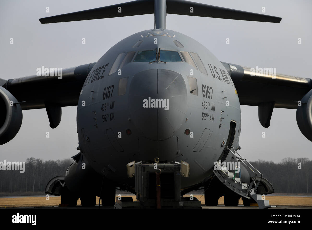 Una C-17 Globemaster III equipaggio assegnati al 3° Airlift Squadorn volontario per un nazionale di Arlington Cemetery, Va. cavalcavia per il Mag. Gen. Marcelite J. Harris nel Febbraio 7, 2019, alla Dover Air Force Base, Del. 3come C-17 Globemaster III Equipaggi con l aiuto della 736th Manutenzione aeromobili squadrone volontariamente per condurre il cavalcavia di internamento in onore di Harris e i suoi contributi alla Forza aerea degli Stati Uniti come il primo afro-americano di femmina funzionario generale. (U.S. Air Force foto di Tech. Sgt. Laura Beckley). Foto Stock