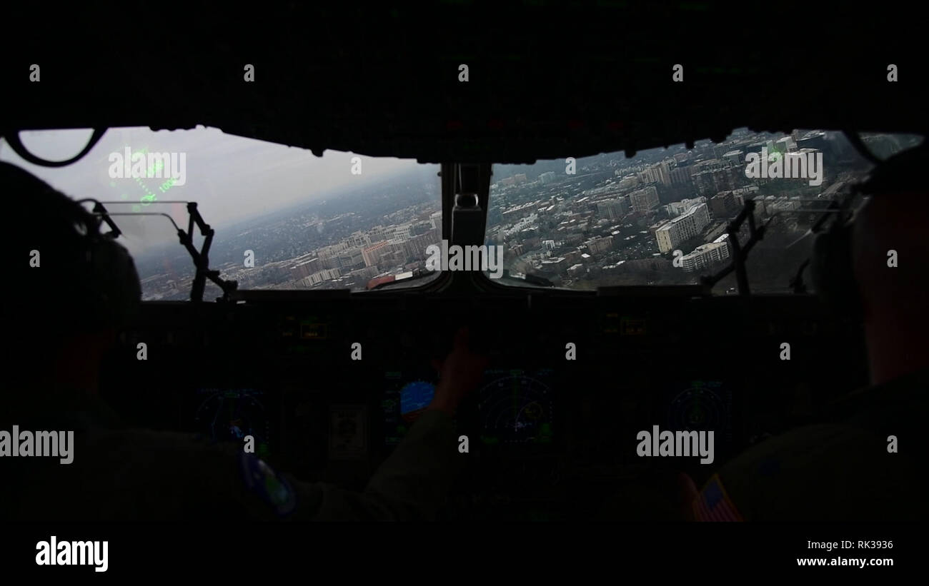 Una C-17 Globemaster III Equipaggi assegnato al terzo squadrone Airlift condurre un cavalcavia a Arlington National Cemetery, Va. in onore del Magg. Gen. Marcelite J. Harris nel Febbraio 7, 2019. La terza come C-17 Globemaster III Equipaggi con l aiuto della 736th Manutenzione aeromobili squadrone volontariamente per condurre il cavalcavia di internamento in onore di Harris e i suoi contributi alla Forza aerea degli Stati Uniti come il primo afro-americano di femmina funzionario generale. (U.S. Air Force foto di Tech. Sgt. Laura Beckley). Foto Stock