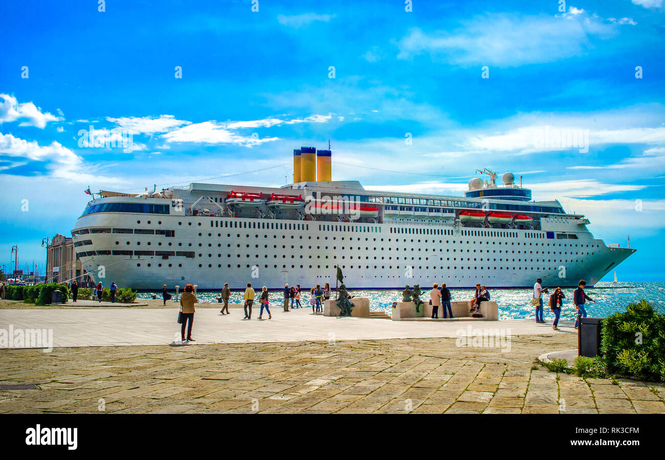 Ocean Liner docks nave da crociera ancorata in Trieste Italia Foto Stock