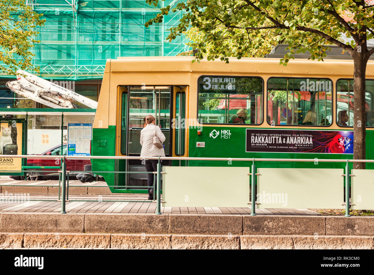 20 Settembre 2018: Helsinki, Finlandia - Donna a salire su un tram nel centro della città. Foto Stock