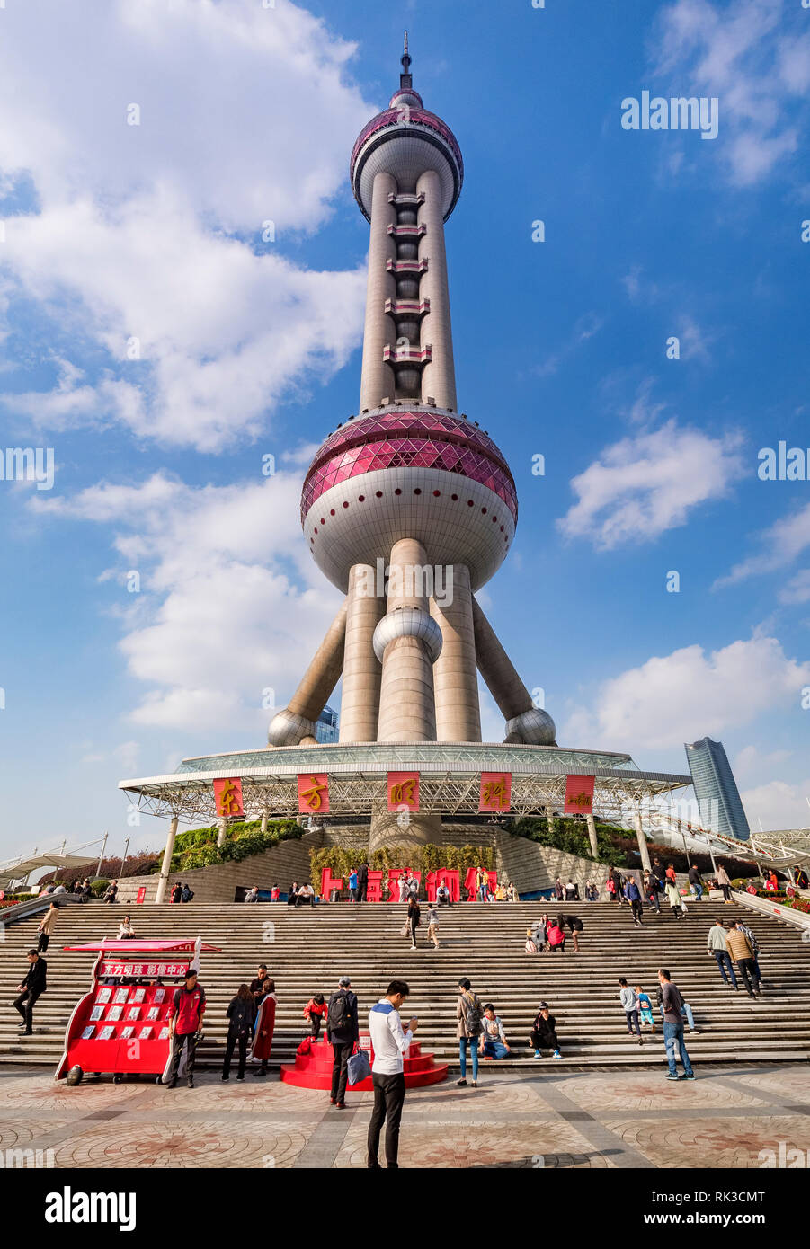 1 Dicembre 2018: Shanghai in Cina - Ingresso alla Oriental Pearl Tower nel distretto di Pudong, a trasmissioni radio e TV Tower che è anche un obs Foto Stock