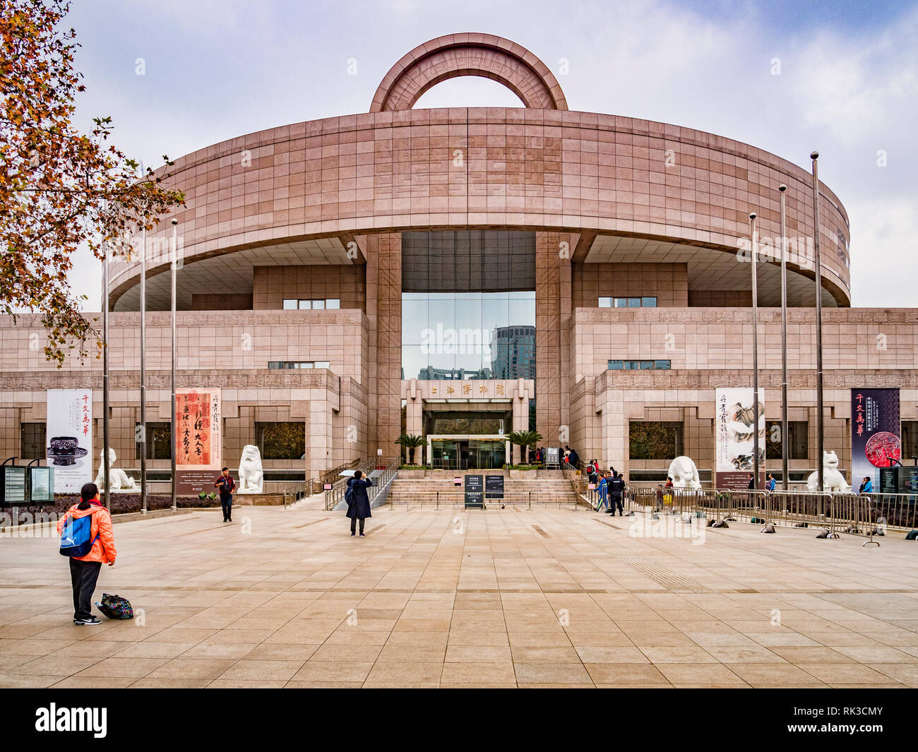 2 Dicembre 2018: Shanghai in Cina - Il Museo di Shanghai entrata principale. Foto Stock