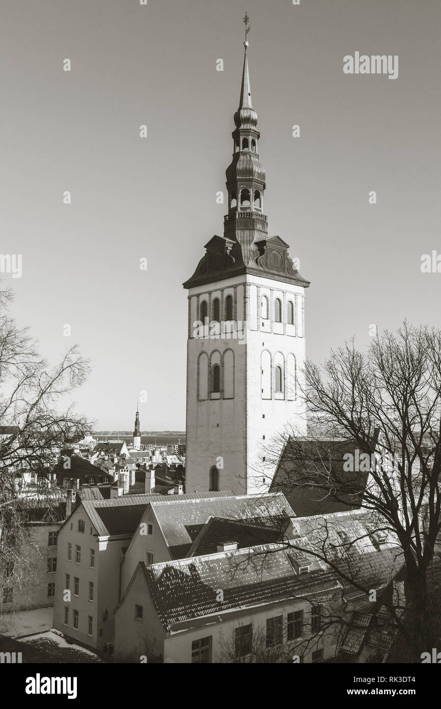 Tallinn, Estonia. Monocromatico foto stilizzata con vecchie case e la chiesa di San Nicola Foto Stock