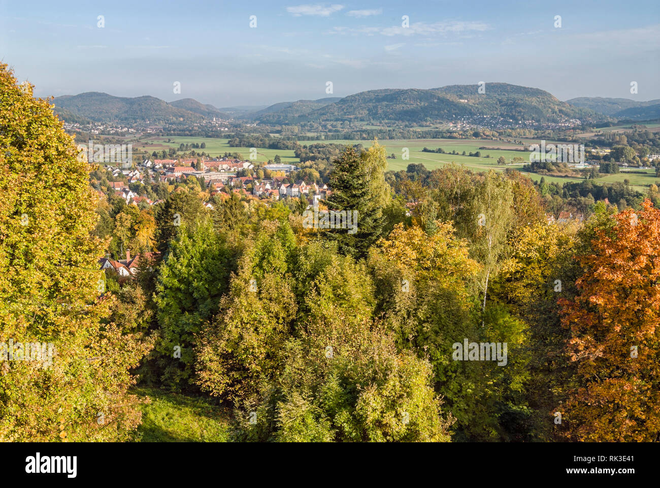 Farbenfrohe Herbstlandschaft im Naturpark Hersbrucker Schweiz, Baviera, Germania Foto Stock