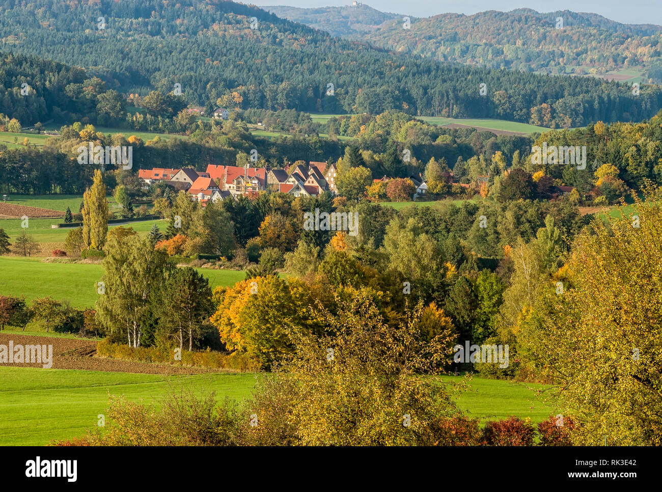 Farbenfrohe Herbstlandschaft im Naturpark Hersbrucker Schweiz, Baviera, Germania Foto Stock