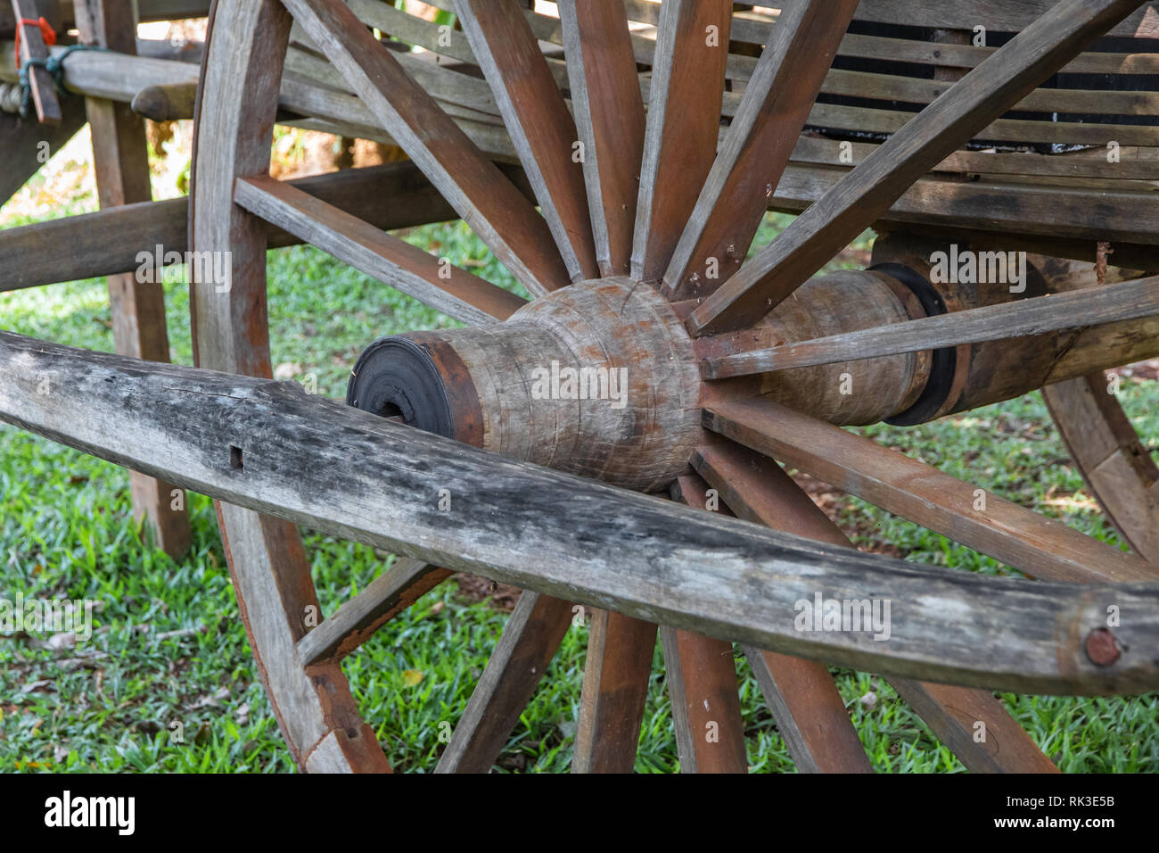 Close up ruota vecchia di appoggiate realizzata in legno duro. Foto Stock