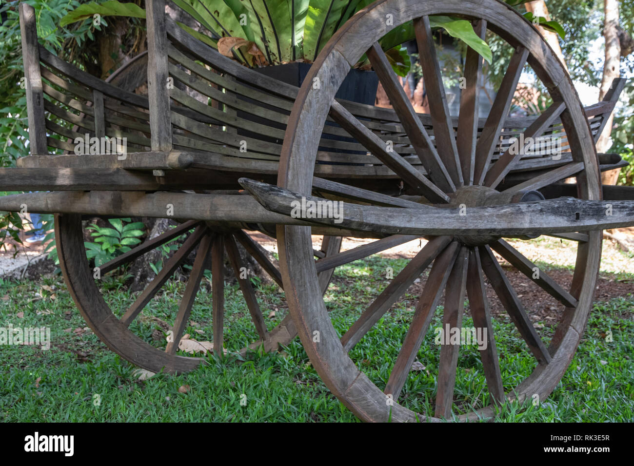 Close up ruota vecchia di appoggiate realizzata in legno duro. Foto Stock