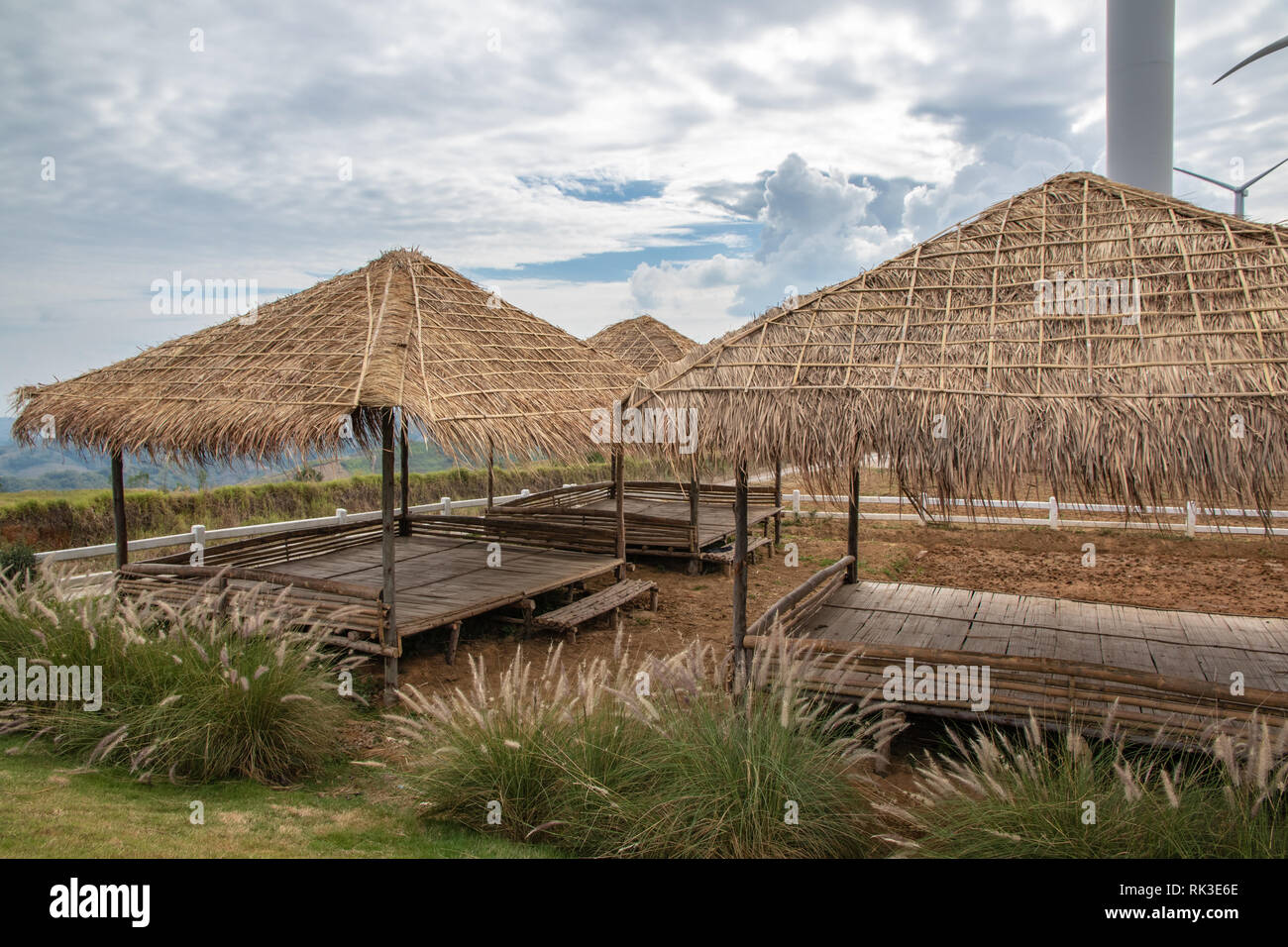 Cottage tetto è realizzato da giunco e pavimento realizzato con bambù. Foto Stock