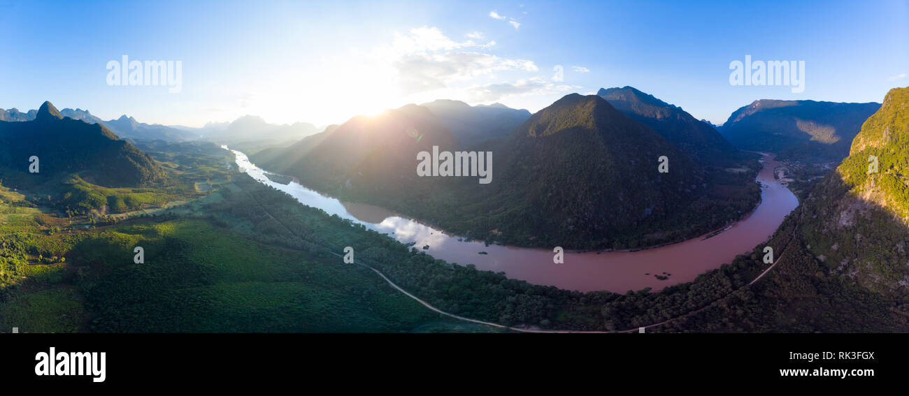 Panoramica aerea di Nam Ou Fiume Nong Khiaw Muang Ngoi Laos, tramonto Cielo drammatico, scenic paesaggio di montagna, famosa destinazione di viaggio nel sud est asiatico Foto Stock