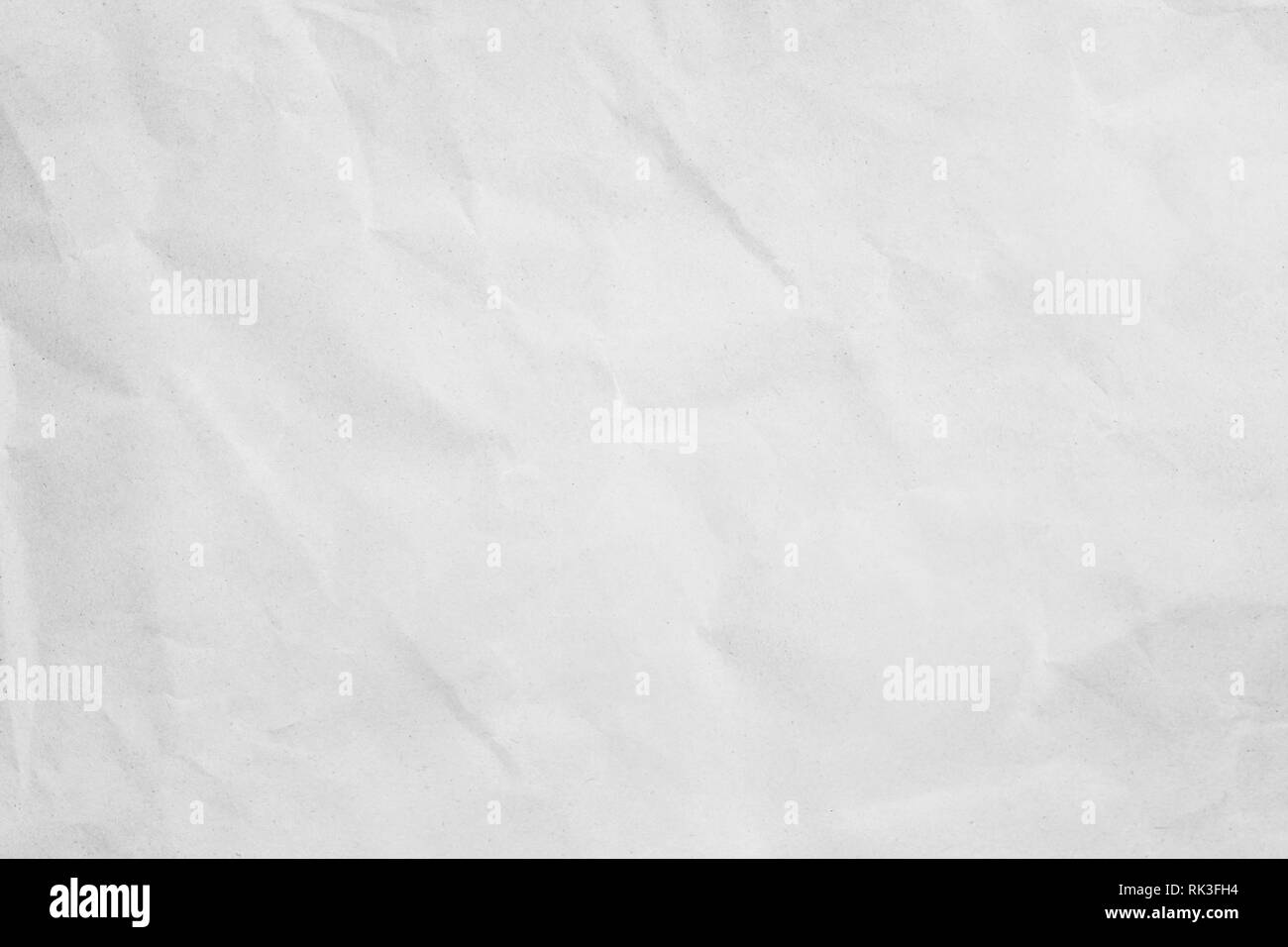 Sfondo bianco della carta stropicciata, texture e acquerello. Vecchia pagina vintage con un centro incandescente e grunge vignette. Foto Stock