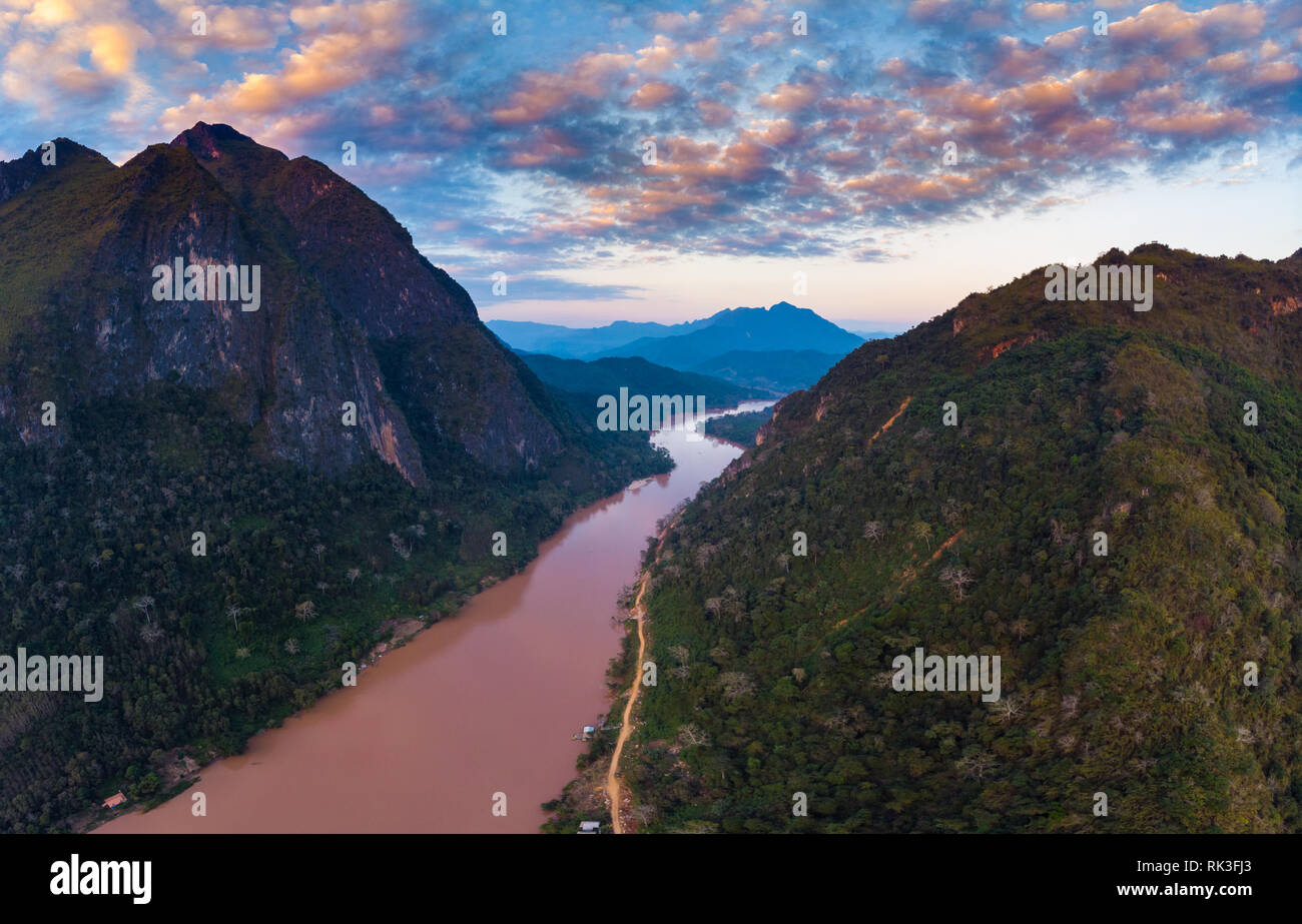 Panoramica aerea di Nam Ou Fiume Nong Khiaw Muang Ngoi Laos, tramonto Cielo drammatico, scenic paesaggio di montagna, famosa destinazione di viaggio nel sud est asiatico Foto Stock