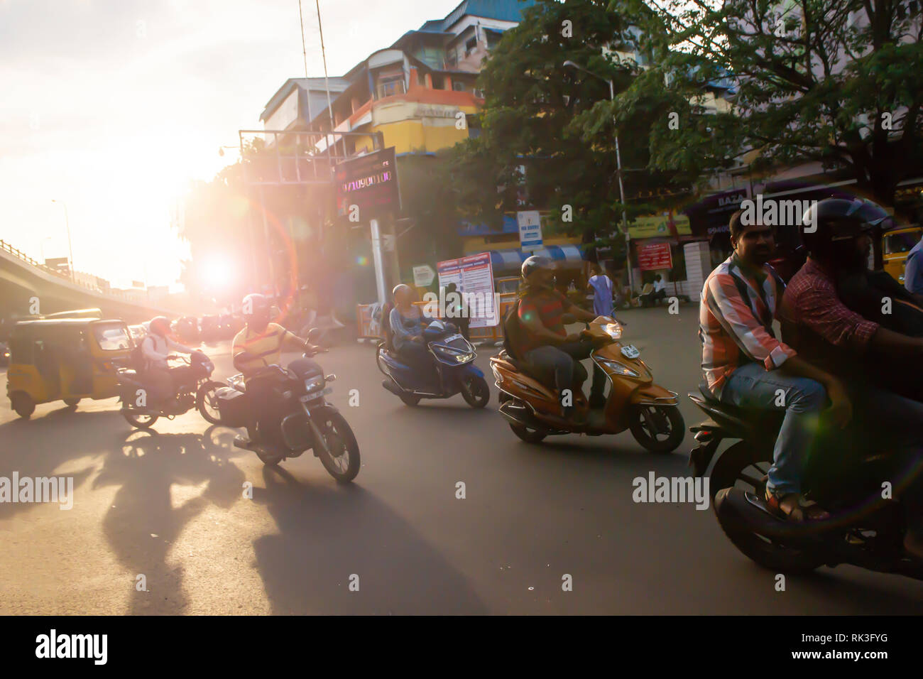 Pomeriggio di sole attraverso flussi di pendolari sulla loro moto peccato Chennai, India meridionale come testa di lavoratori a casa dal lavoro Foto Stock