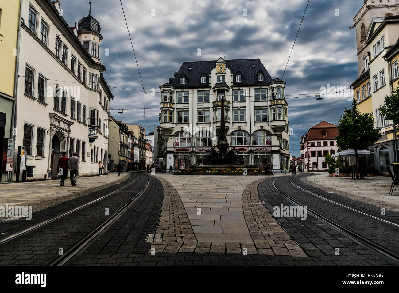 Erfurt, Germania - 07 26 2017: turisti camminando attraverso le strade lastricate del centro storico Foto Stock