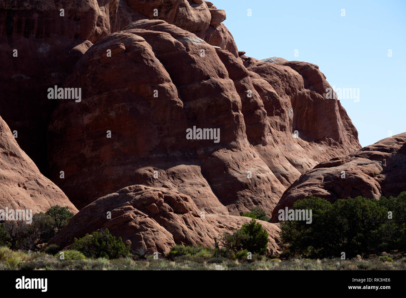 Le formazioni rocciose dello Skyline Arch Trail, Arches National Park nello Utah, America Foto Stock