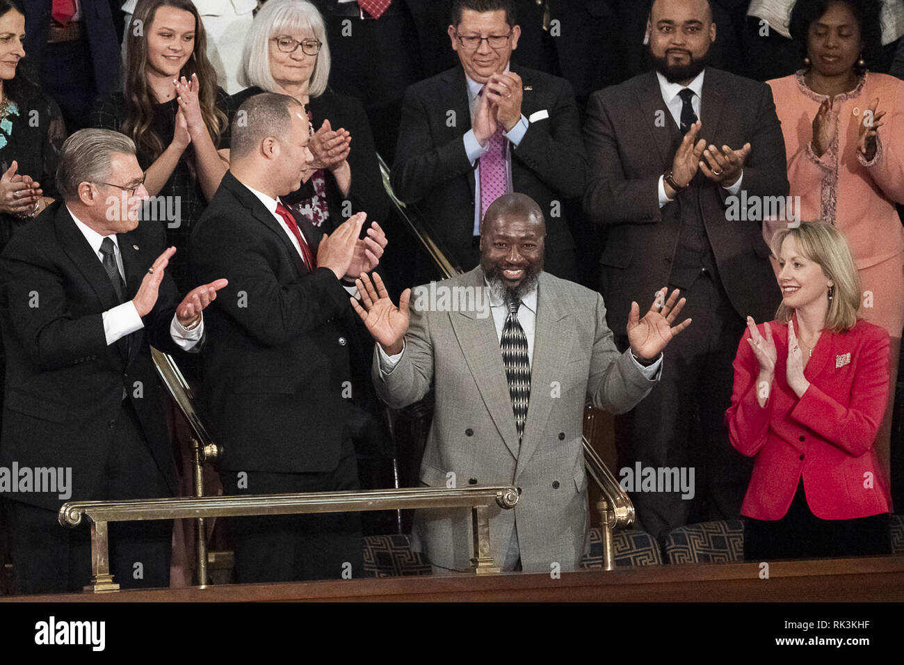 Matthew Charles, un ex carcere detenuto che divenne il primo prigioniero rilasciato come un risultato della prima fase atto, riconosce gli applausi della folla martedì sera, Febbraio 5, 2019, durante il presidente Donald J. TrumpÕs Membro dell' Unione europea indirizzo presso il Campidoglio degli Stati Uniti in Washington, D.C. Persone: Matthew Charles Foto Stock