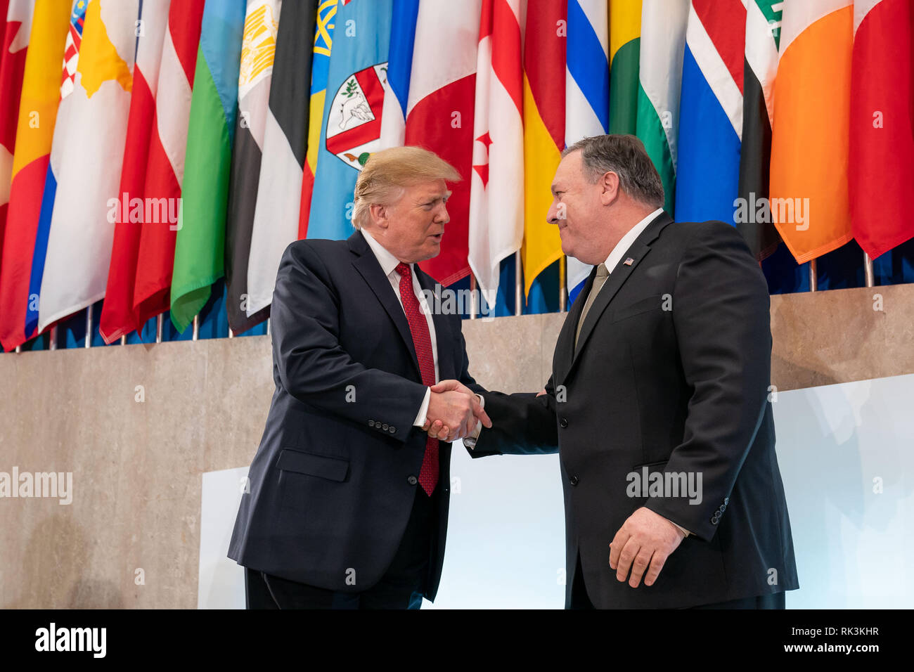 Presidente Trump è accolto sul palco presso il Dipartimento di Stato a Washington D.C., Mercoledì, 6 febbraio 2019, e viene accolto dal Segretario di Stato Mike Pompeo, dove il Presidente Trump indirizzata ai ministri della coalizione globale per sconfiggere ISIS Persone: presidente Donald Trump, Mike Pompeo Foto Stock