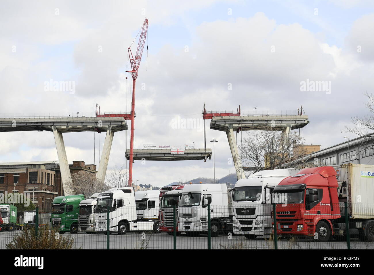 Foto di Fabio Ferrari /LaPresse 09 02 2019 Genova, Italia News Demolizione del troncone Ovest del Ponte Morandi di Genova. Nella foto: inizio lavori demolizione - la lenta discesa Foto Fabio Ferrari /LaPresse 09 Febbraio, 2019 Genova, Italia News demolizione della sezione occidentale del Ponte Morandi di Genova. Nel pic: inizio dei lavori di demolizione Foto Stock