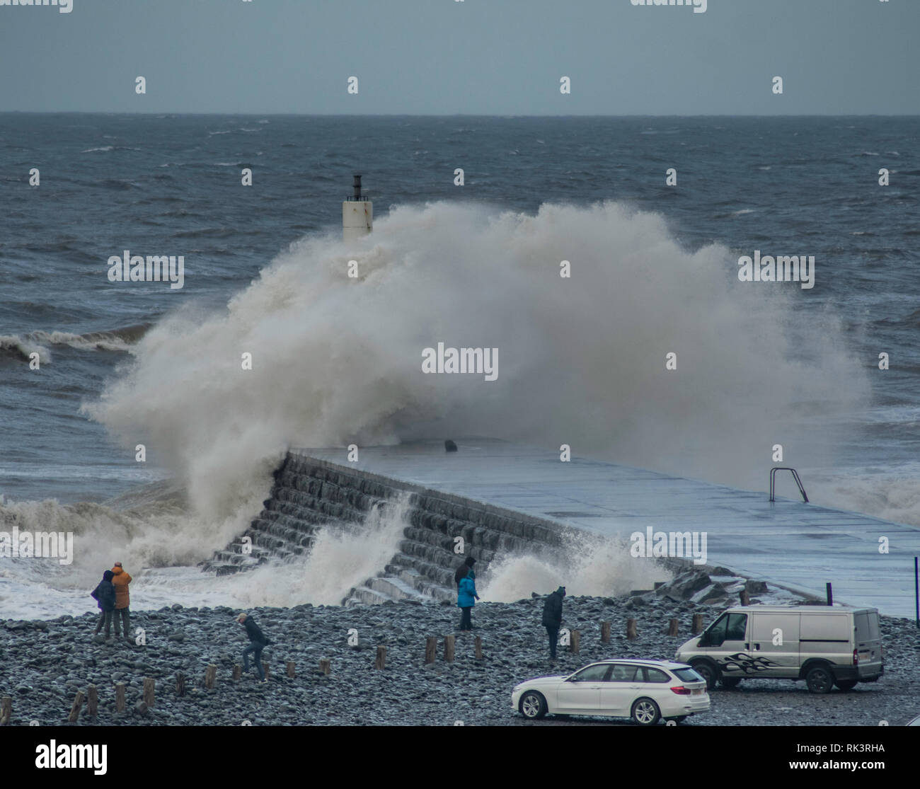 Aberystwyth Wales, Regno Unito. 09Feb, 2019. Regno Unito: Meteo Storm Erik produce grandi onde e vento con curiosi in Aberystywth, metà del Galles. Credito: Rhodri Jones/ Alamy Live News Foto Stock