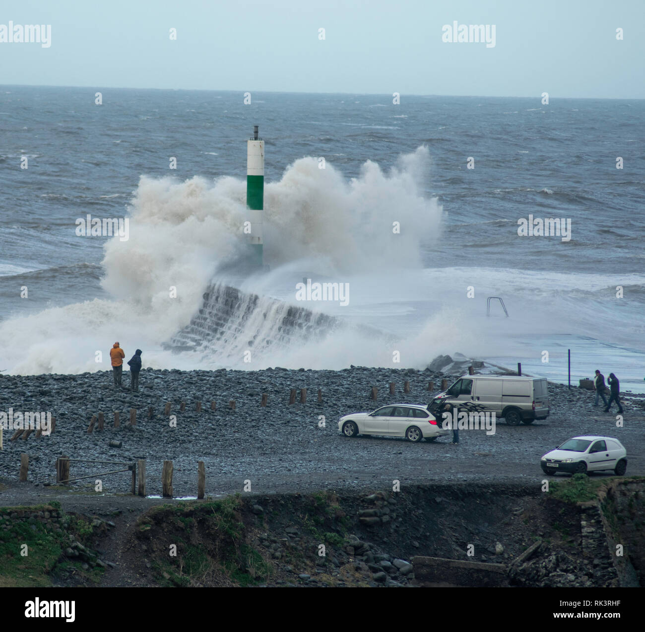 Aberystwyth Wales, Regno Unito. 09Feb, 2019. Regno Unito: Meteo Storm Erik produce grandi onde e vento con curiosi in Aberystywth, metà del Galles. Credito: Rhodri Jones/ Alamy Live News Foto Stock