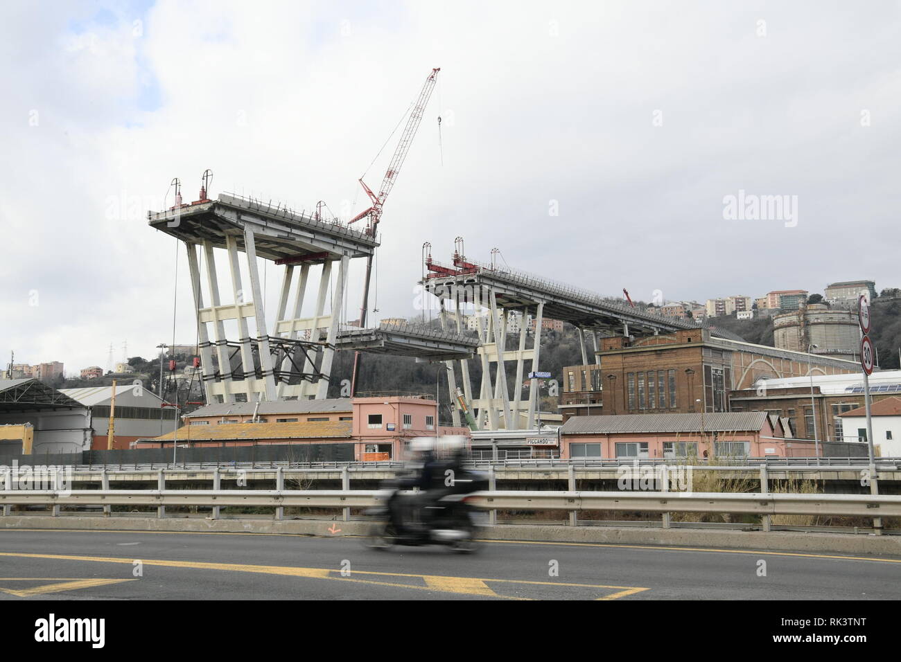 Foto di Fabio Ferrari /LaPresse 09 02 2019 Genova, Italia News Demolizione del troncone Ovest del Ponte Morandi di Genova. Nella foto: inizio lavori demolizione - la lenta discesa Foto Fabio Ferrari /LaPresse 09 Febbraio, 2019 Genova, Italia News demolizione della sezione occidentale del Ponte Morandi di Genova. Nel pic: inizio dei lavori di demolizione Foto Stock