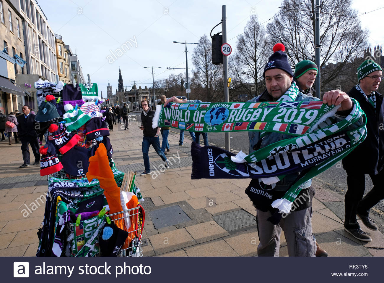 Edinburgh, Regno Unito. 9 febbraio 2019. Fornitore su Princes Street vendendo sciarpe e cappelli prima del Sei Nazioni di Rugby gioco, Scozia v Irlanda a Murrayfield Stadium. Credito: Craig Brown/Alamy Live News Foto Stock