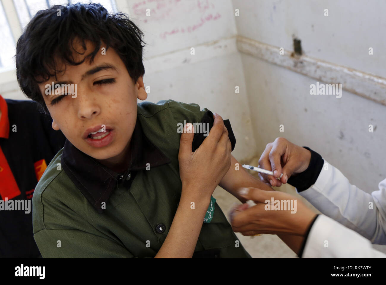 Sanaa, Yemen. Il 9 febbraio, 2019. Un yemenita studente riceve un anti-morbillo e il vaccino contro la rosolia in una scuola a Sanaa, Yemen, Febbraio 9, 2019. Un cittadino il morbillo e la rosolia campagna di immunizzazione sono iniziate il sabato in Yemen e avrà la durata di sei giorni. Il target della campagna yemenita ai bambini dai sei mesi ai 15 anni, secondo i media locali. Credito: Mohammed Mohammed/Xinhua/Alamy Live News Foto Stock