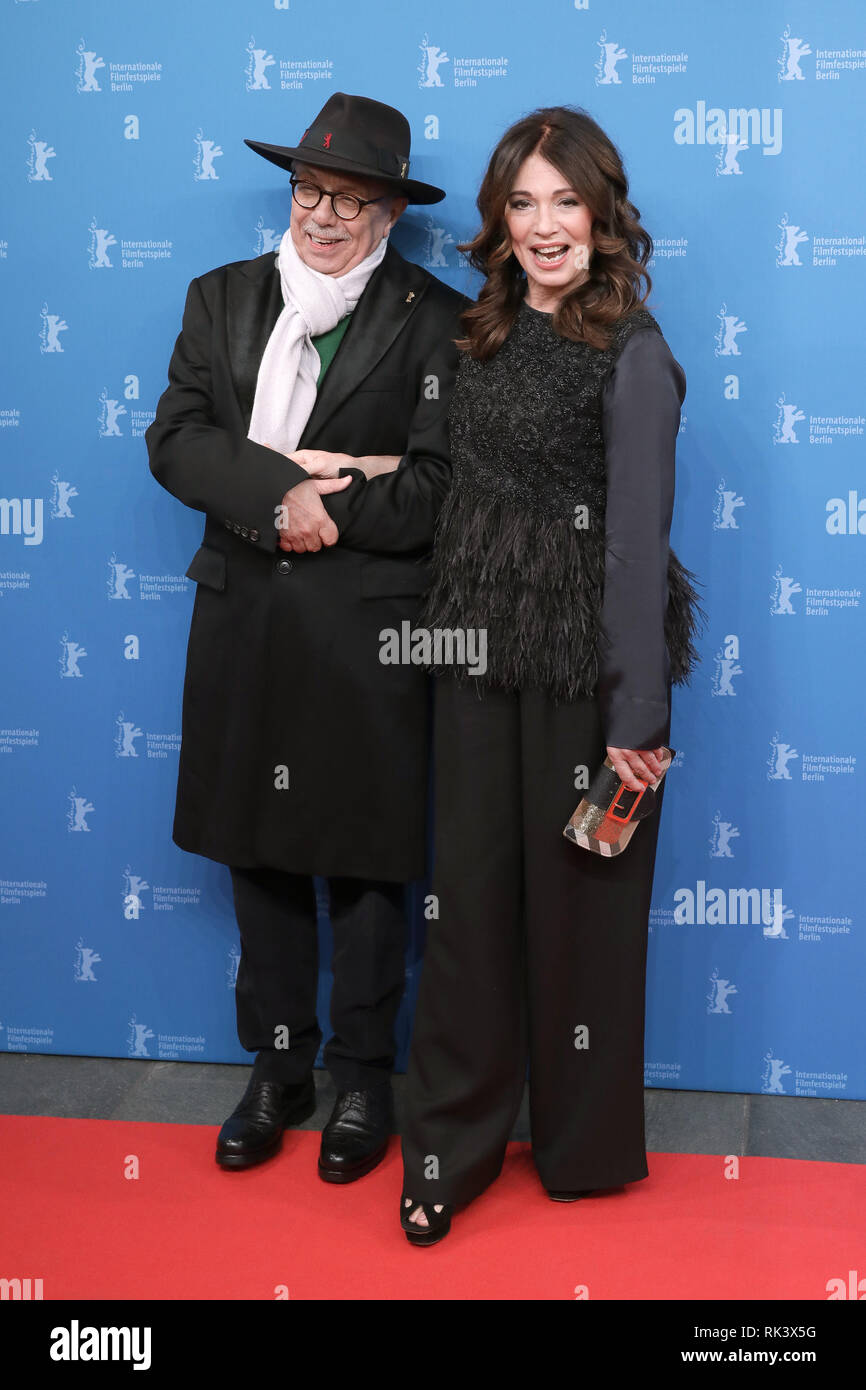 Berlino, Germania. 09Feb, 2019. 69Berlinale: Direttore della Berlinale Dieter Kosslick e Iris Berben venire all'Haus der Berliner Festspiele per la premiere di Heinrich Breloer dei due partner su 'Brecht'. Credito: Jörg Carstensen/dpa/Alamy Live News Foto Stock