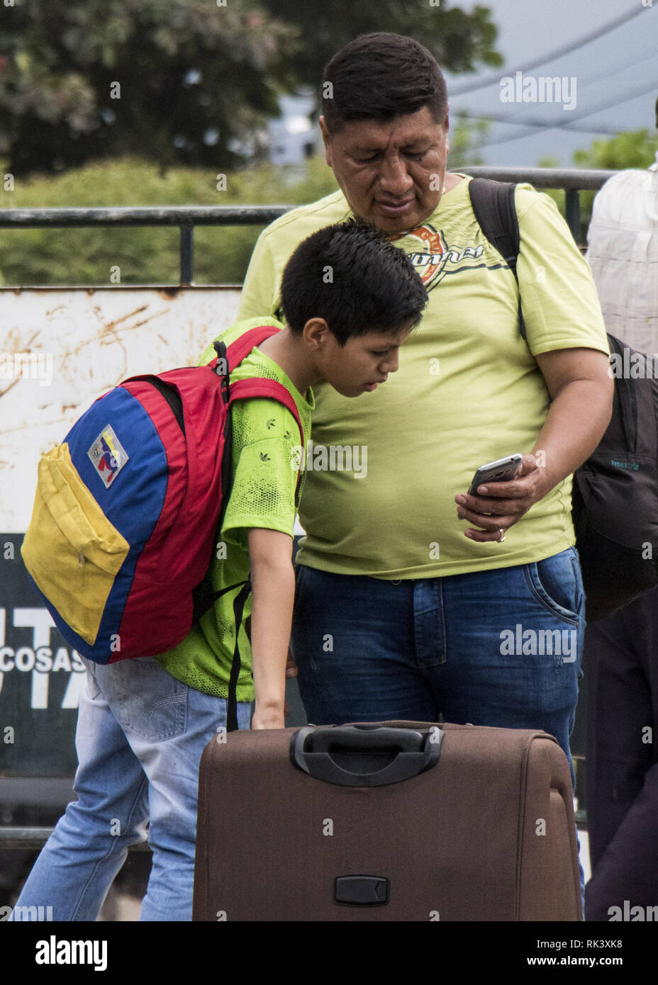 Caracas, Venezuela. 8 Feb, 2019. a Cucuta, Colombia, vicino al Simon Bolivar International Bridge, al confine con l'Tachira, Venezuela, in data 8 febbraio 2019. Secondo le ONG e gruppi umanitari avversario al governo del Presidente Nicolas Maduro che è riluttante a riconoscere una crisi umanitaria, carenza di medicinali in Venezuela raggiunge 85% con migliaia di pazienti cronici che lottano per accedere ai loro trattamenti. Credito: Elyxandro Cegarra/ZUMA filo/Alamy Live News Foto Stock