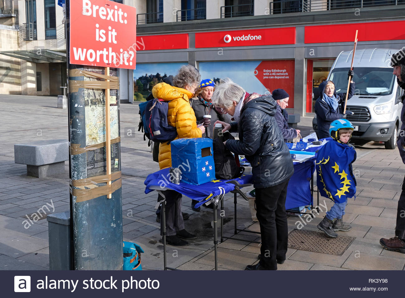 Edinburgh, Regno Unito. 9 febbraio 2019. Anti Brexit campagna su Castle Street, Edimburgo, Scozia. Credito: Craig Brown/Alamy Live News Foto Stock