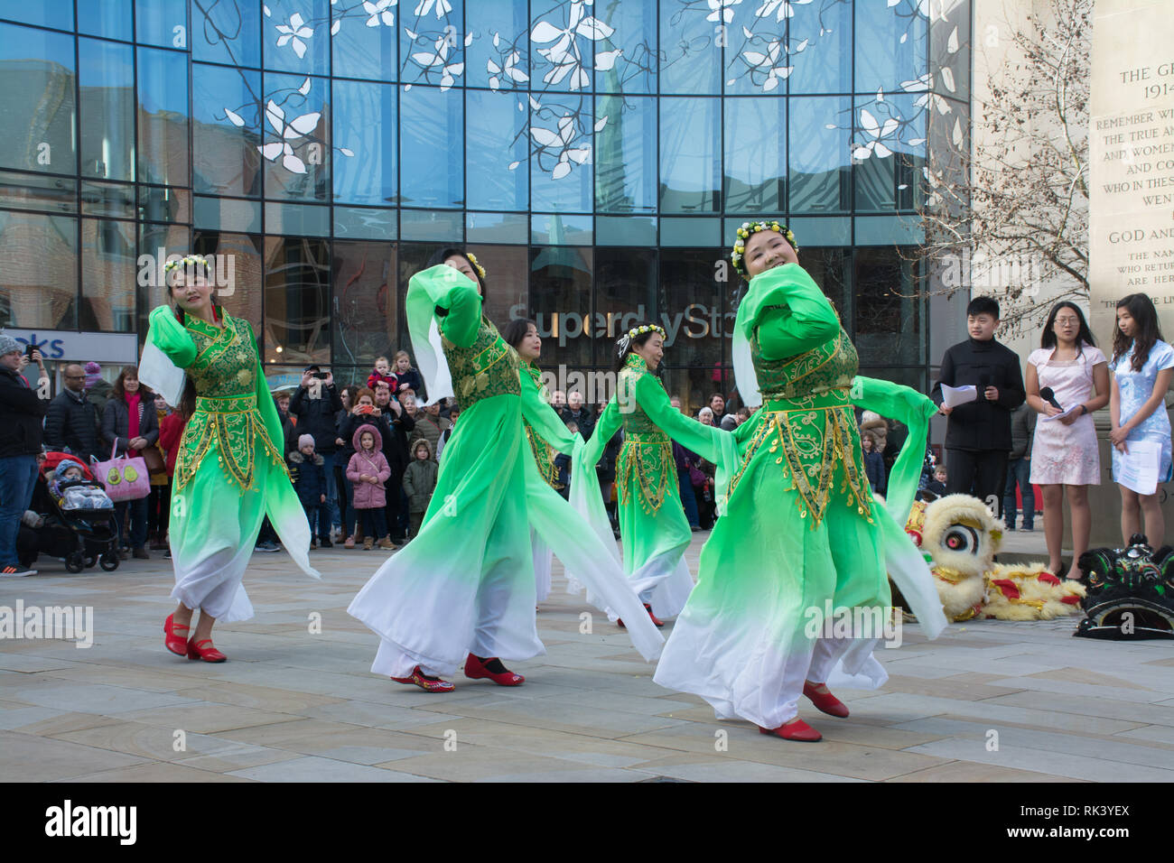 Woking, Surrey, Regno Unito. Il 9 febbraio, 2019. Woking town center ha festeggiato il nuovo anno cinese del maiale oggi con cortei colorati e spettacoli. I visitatori della città anche divertiti guardando le bancarelle del mercato di vendita cinesi tradizionali arti e mestieri, come calligrafia. Foto Stock