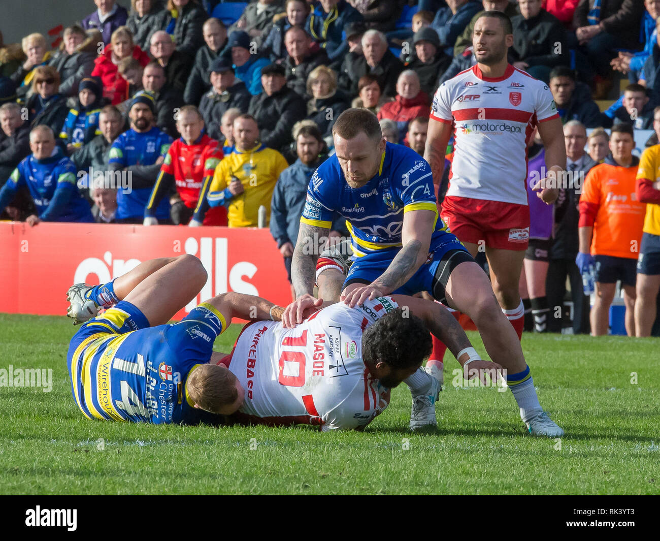 Halliwell Jones Stadium, Warrington, Regno Unito. Il 9 febbraio, 2019. Betfred Super League Rugby, Warrington lupi versus Hull KR; Masoe Mose è affrontato da Jason Clark Credit: Azione Plus sport/Alamy Live News Foto Stock