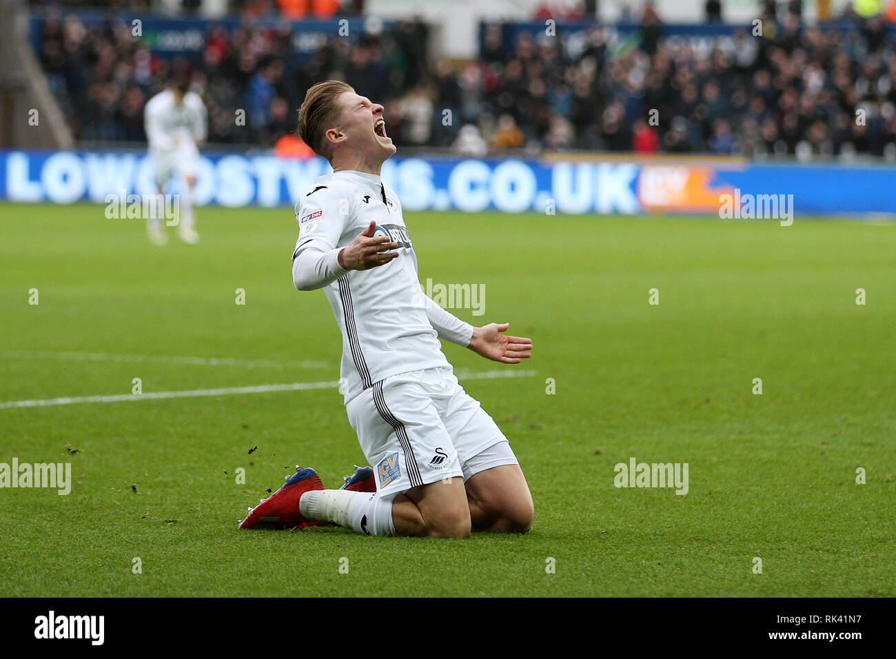 Swansea, Regno Unito. 09Feb, 2019. George Byers di Swansea City celebra dopo segna i suoi team obiettivo 1a. EFL Skybet partita in campionato, Swansea City v Millwall presso il Liberty Stadium di Swansea, Galles del Sud sabato 9 febbraio 2019. Questa immagine può essere utilizzata solo per scopi editoriali. Solo uso editoriale, è richiesta una licenza per uso commerciale. Nessun uso in scommesse, giochi o un singolo giocatore/club/league pubblicazioni. pic da Andrew Orchard/Andrew Orchard fotografia sportiva/Alamy Live news Credito: Andrew Orchard fotografia sportiva/Alamy Live News Foto Stock