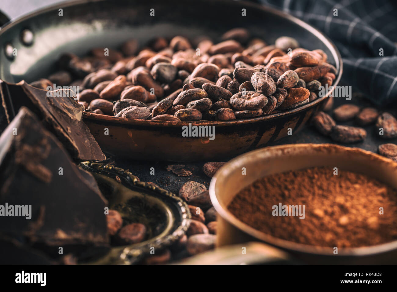 Dark chokolate le fave di cacao e polvere di cemento Tabella Foto Stock