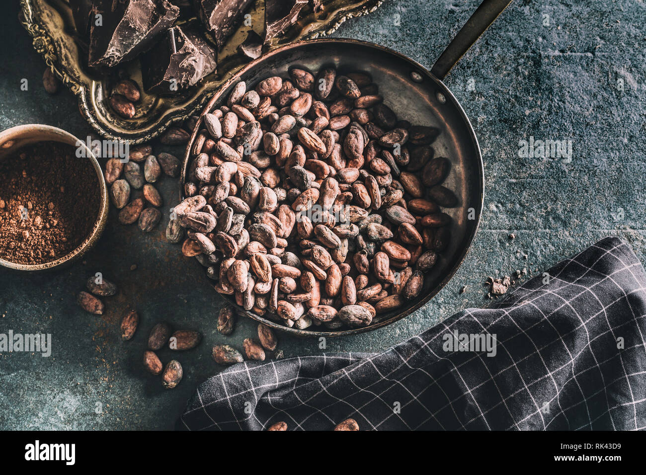 Dark chokolate le fave di cacao e polvere di cemento Tabella Foto Stock