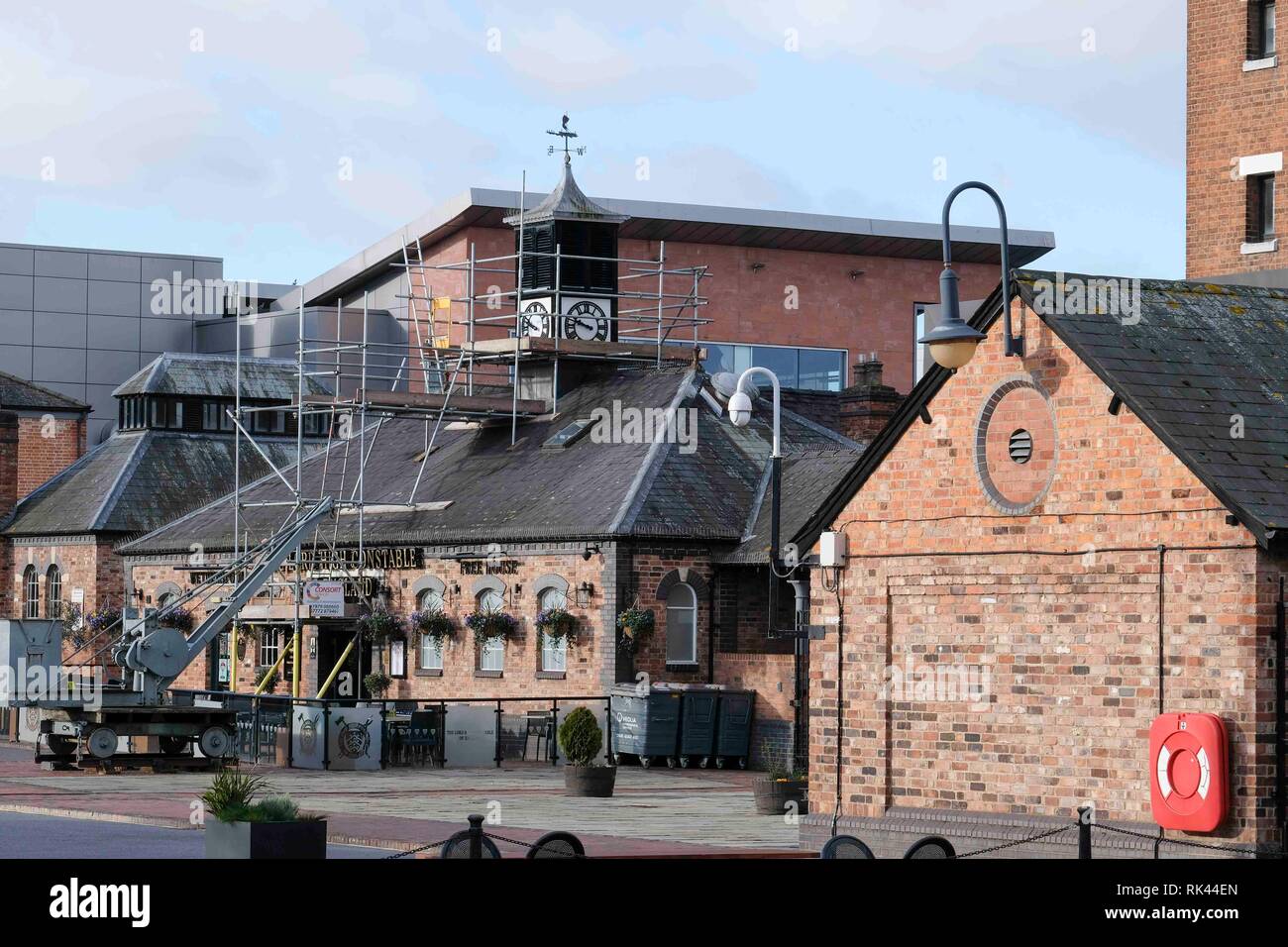 Le riparazioni di orologio a Wetherspoons in Gloucester Docks Foto Stock
