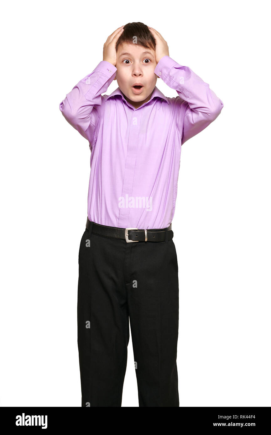Ragazzo che posano su sfondo bianco, pantaloni neri e camicia viola Foto Stock